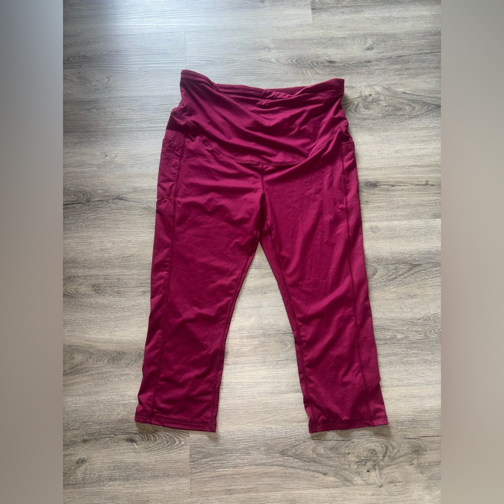 Quinee • Burgundy Crop Maternity Leggings